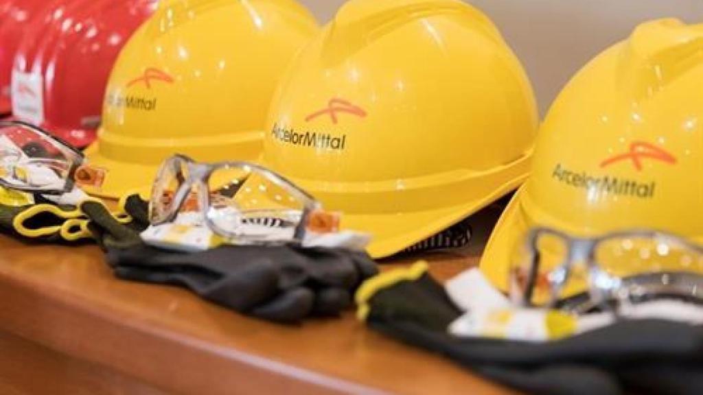 Cascos con el logotipo de ArcelorMittal.