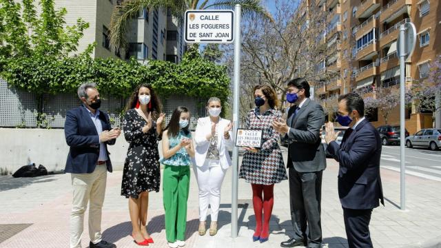 El alcalde Luis Barcala y las Bellezas del Foc adulta e infantil en el acto de denominación de las calles de las fiestas.