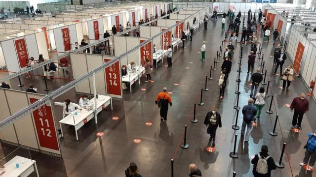 Colas en un vacunódromo de la Comunidad Valenciana.