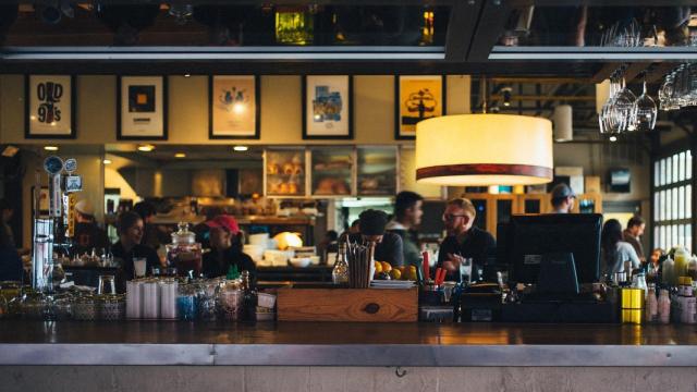Los hosteleros alicantinos no están dispuestos a aceptar que el Gobierno valenciano mantenga el toque de queda.