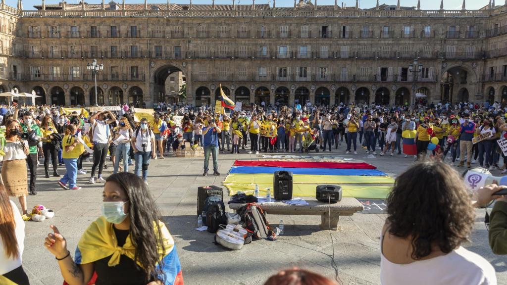 La comunidad colombiana se concentra en la Plaza Mayor de Salamanca 1