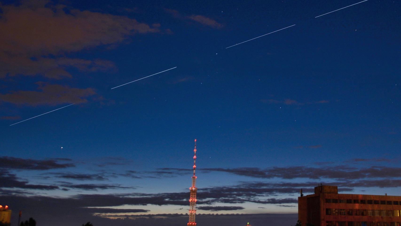 Una hilera de satélites Starlink.