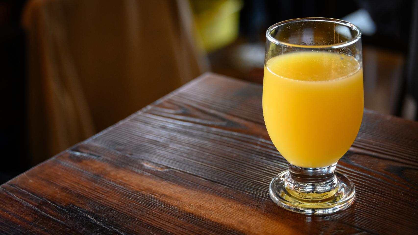 Un vaso de zumo de naranja.