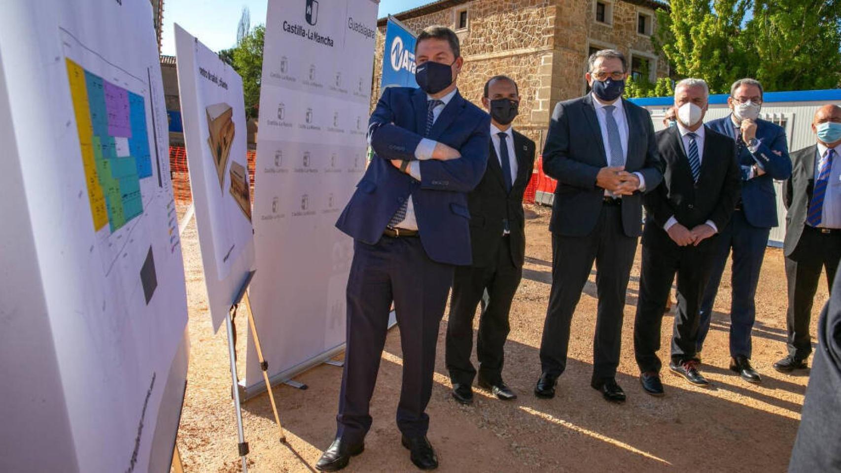 El presidente de Castilla-La Mancha, Emiliano García-Page, coloca en la localidad guadalajareña de Cifuentes la primera piedra del nuevo Centro de Salud