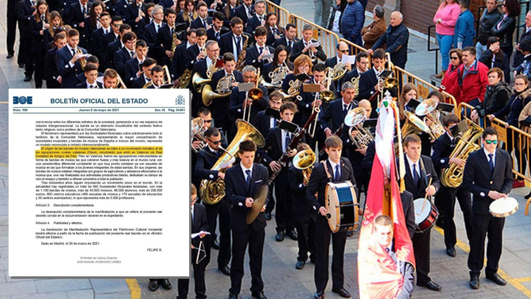 Una banda de música valenciana junto al recorte del BOE del pasado 6 de mayo.