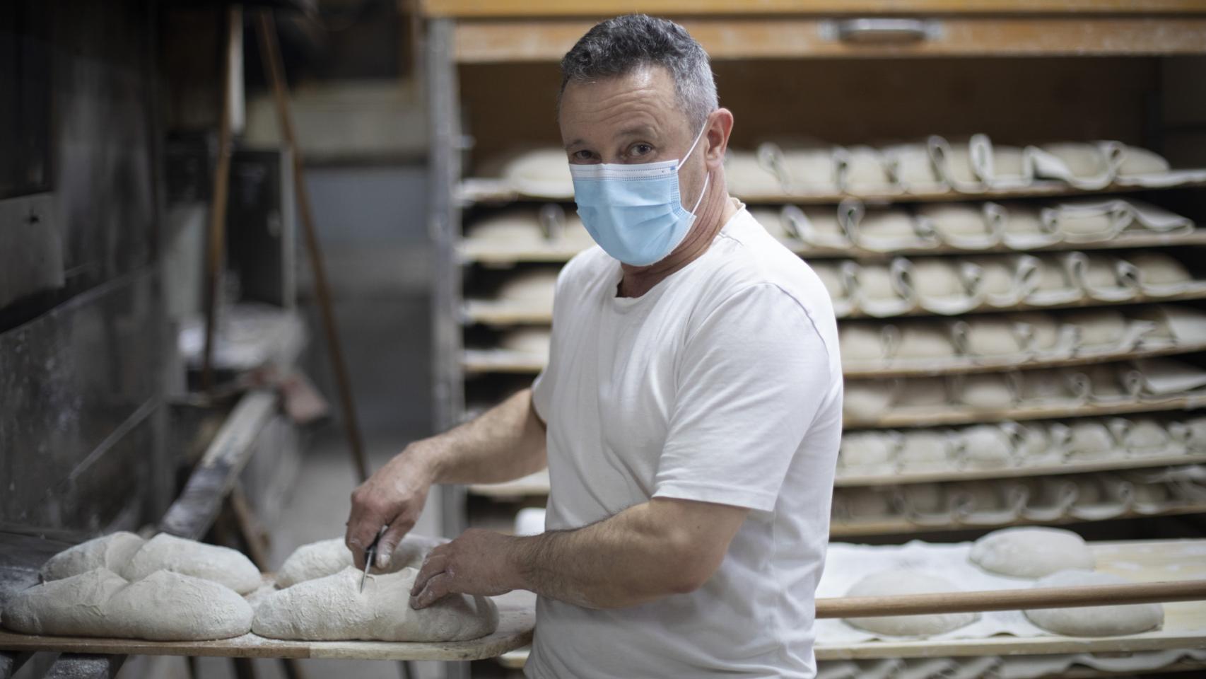 Ángel Laneiro, maestro panadero a cargo del obrador central y uno de los socios de Forno de Lugo.