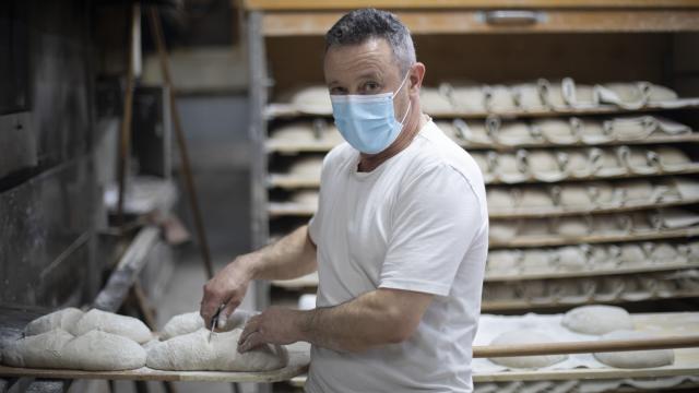 Ángel Laneiro, maestro panadero a cargo del obrador central y uno de los socios de Forno de Lugo.