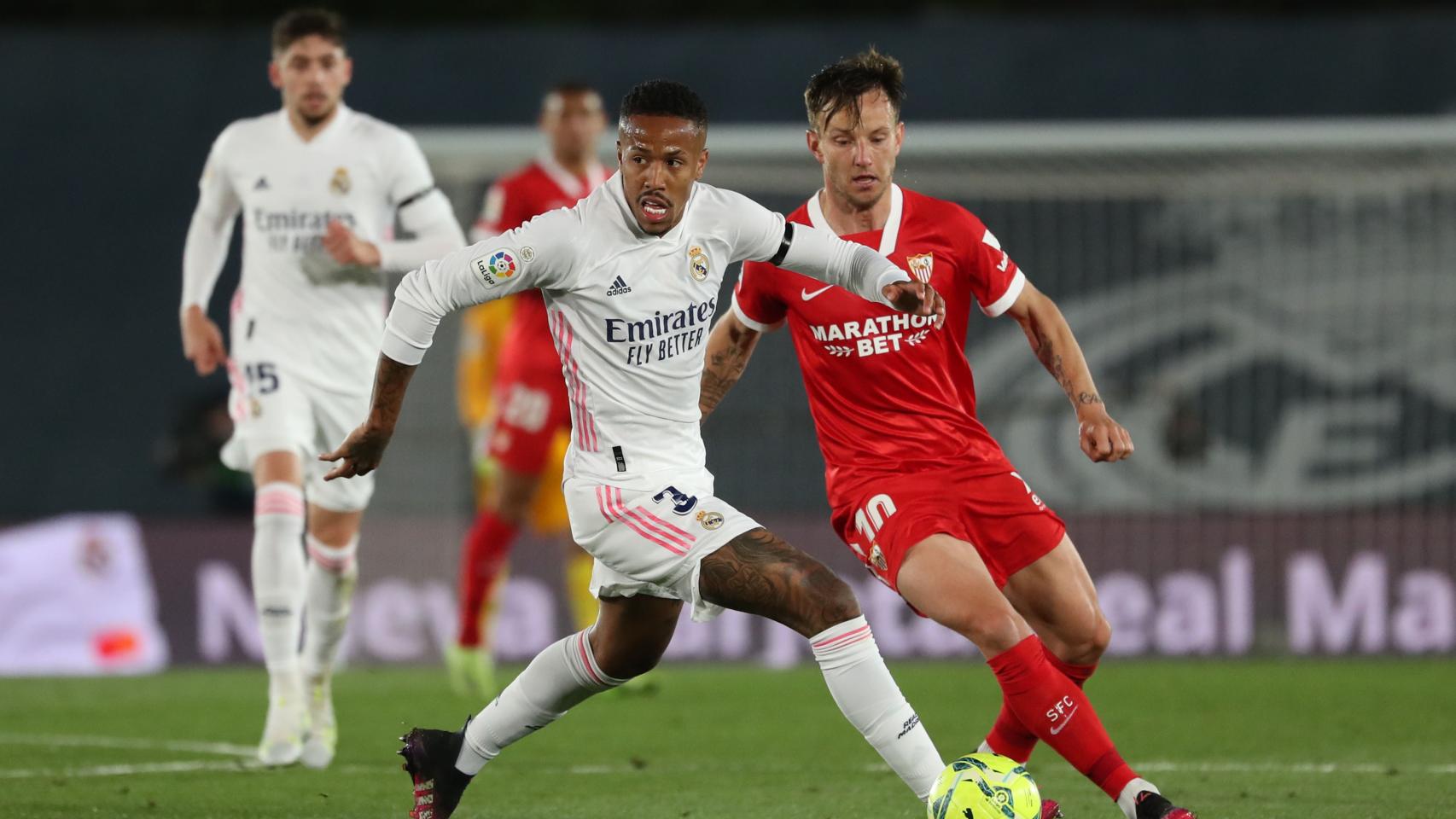 Eder Militao seguido muy de cerca por Ivan Rakitic