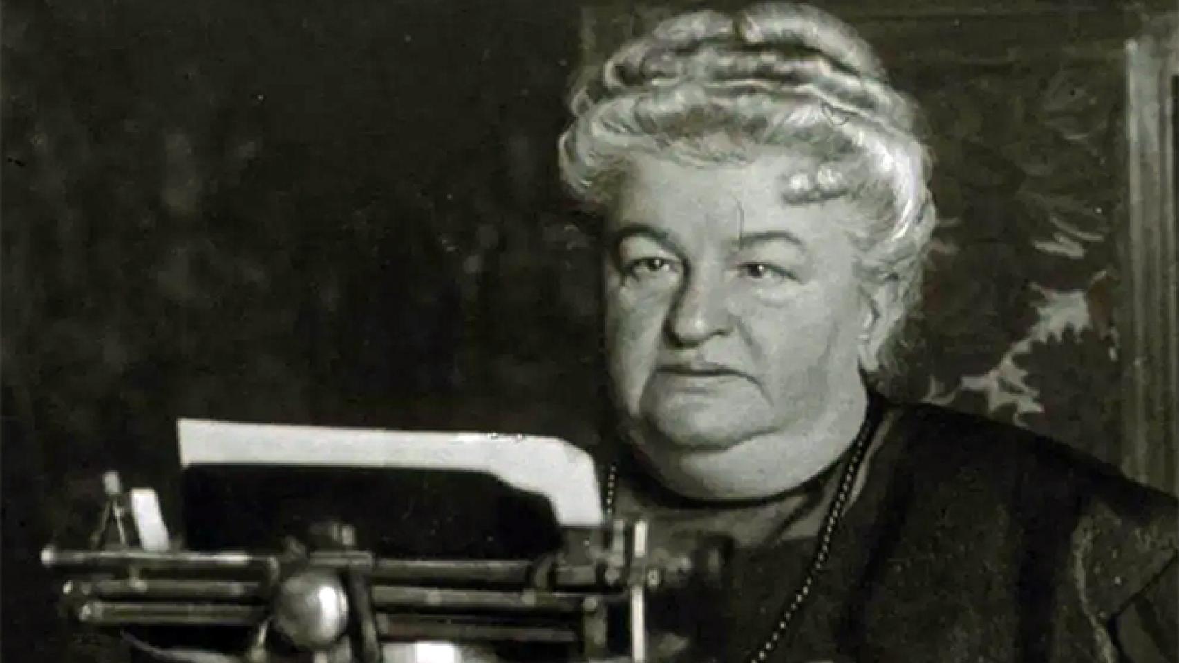Pardo Bazán retratada con su máquina de escribir en los años 10. Foto: Biblioteca Nacional