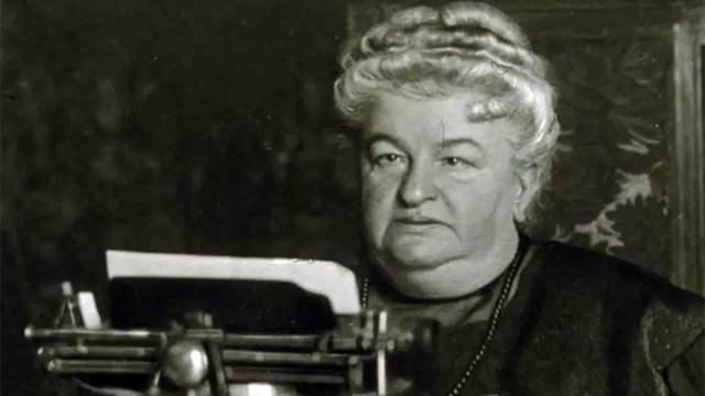 Pardo Bazán retratada con su máquina de escribir en los años 10. Foto: Biblioteca Nacional