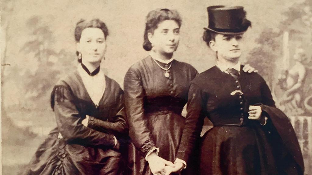 Retrato de Felipa Rebellón, Jacoba Calderón y Emilia Pardo Bazán en 1872.
