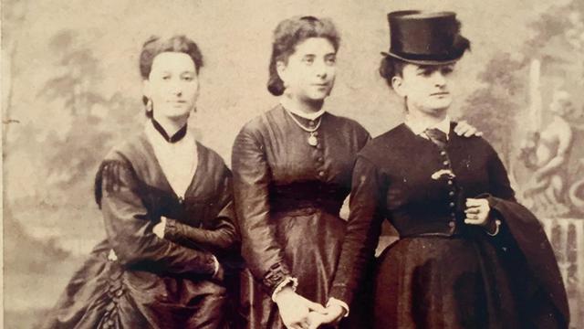 Retrato de Felipa Rebellón, Jacoba Calderón y Emilia Pardo Bazán en 1872.