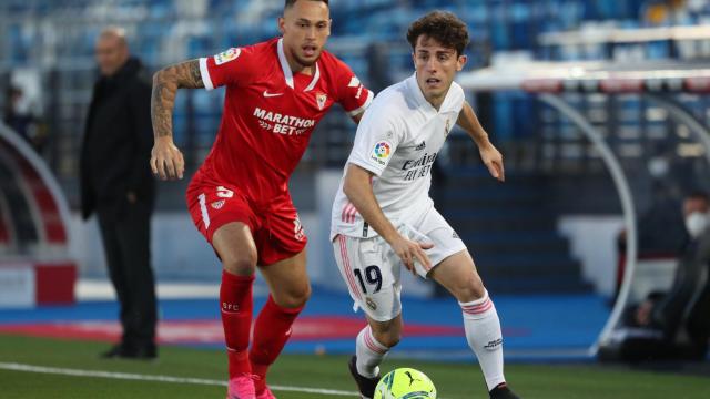 Lucas Ocampos persigue a Álvaro Odriozola