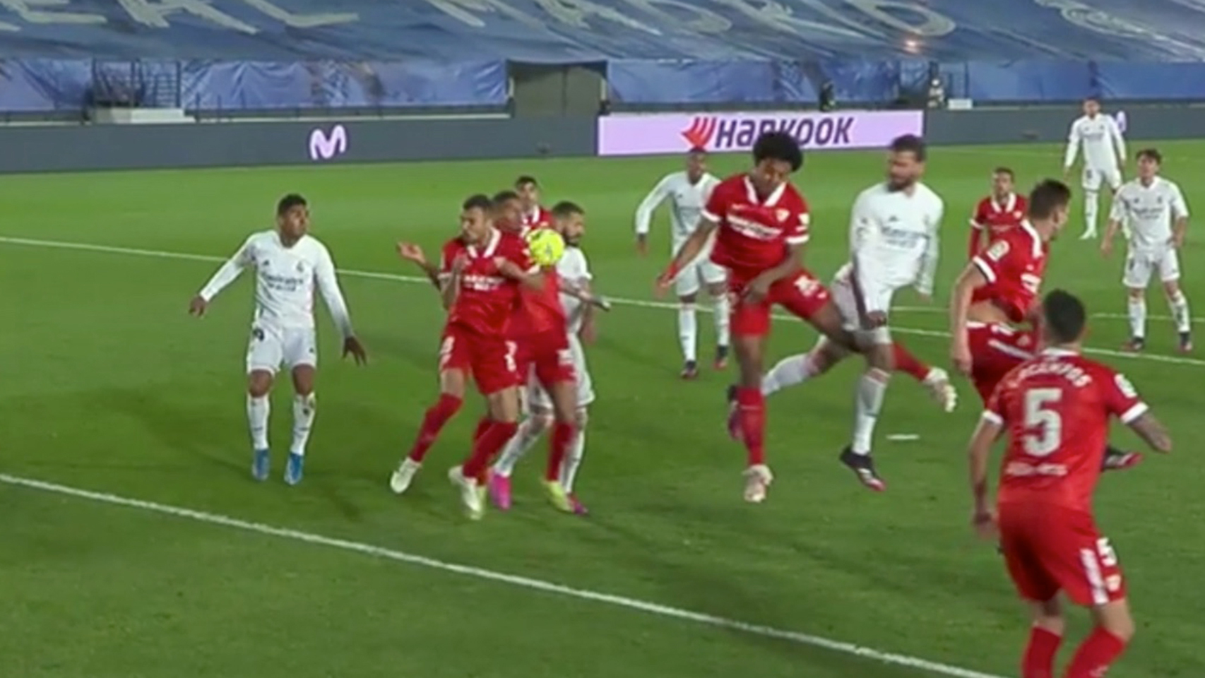Mano de un jugador del Sevilla no pitada como penalti