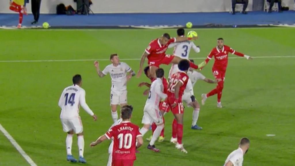 Penalti pitado por supuesta mano de Miltao