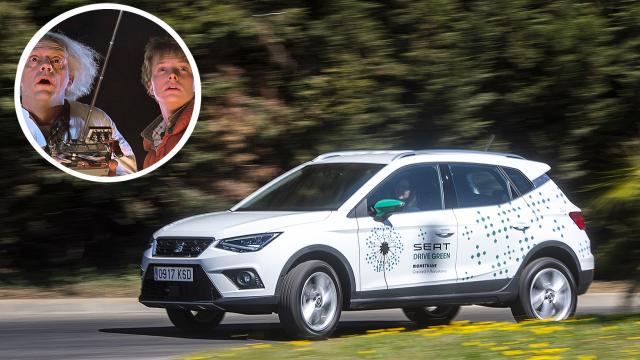 Coche de Seat alimentado con biometano en un montaje con 'Doc' y Marty McFly.