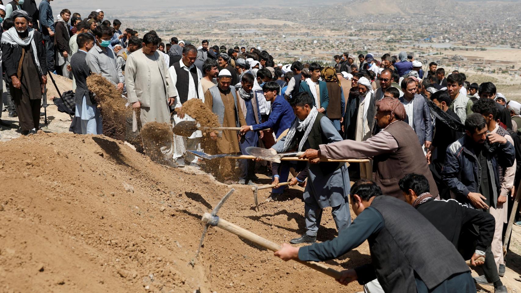 Funeral masivo tras el atentado este sábado en Kabul.