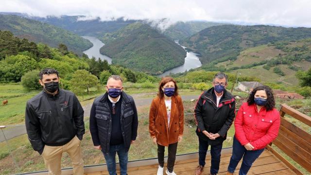 La conselleira de Medio Ambiente, Territorio e Vivenda, Ángeles Vázquez, durante su visita a la Ribeira Sacra.