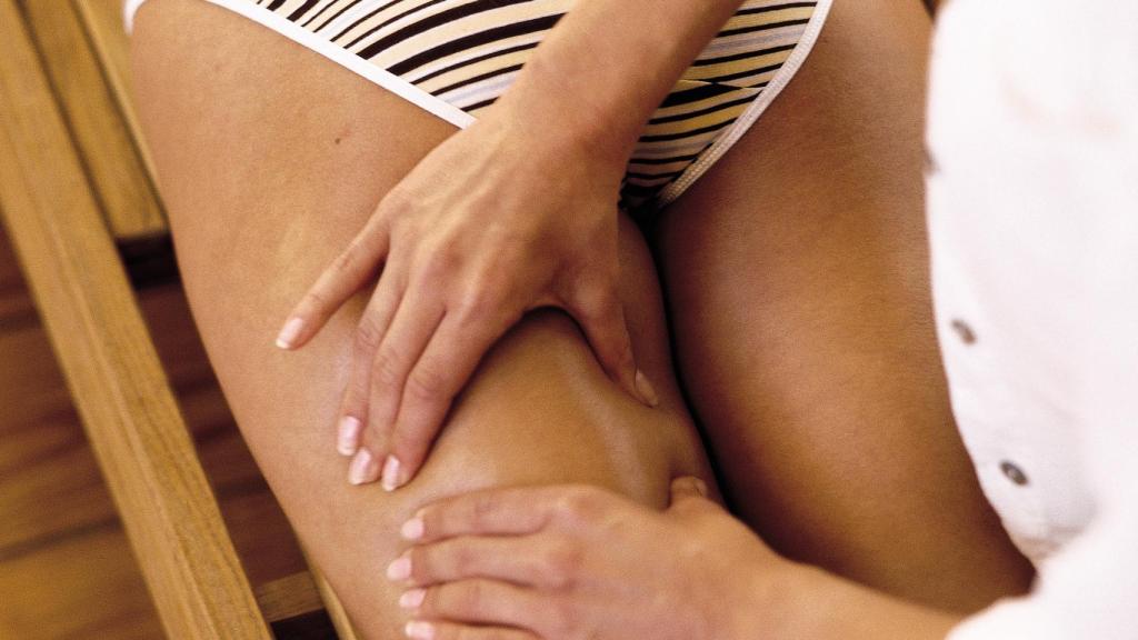 Fotografía de archivo de un masaje en las piernas en una clínica de estética