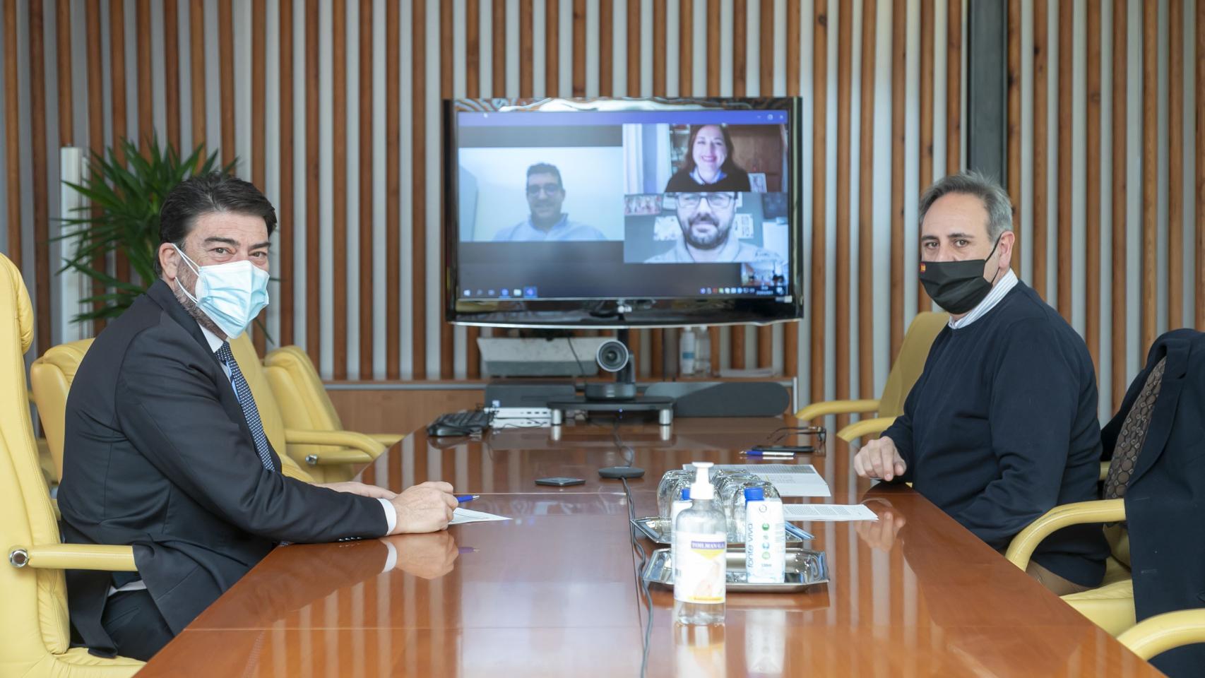 Luis Barcala y Manuel Jiménez, en una reunión del pasado enero, para decidir el calendario de fiestas.
