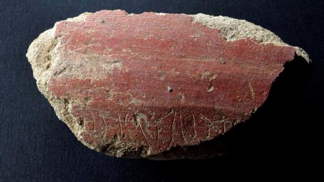 Fragmento de estuco rojo datado en el siglo I d.C y encontrado en Mérida en el que puede leerse la inscripción ...Ntio fellat, un grafiti obsceno sobre felaciones.