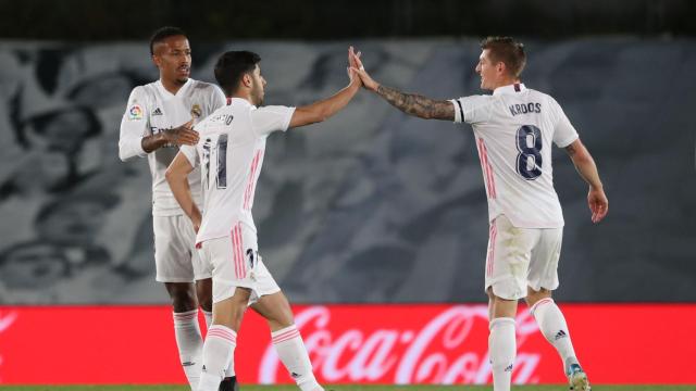 Militao y Kroos felicitan a Asensio por su gol