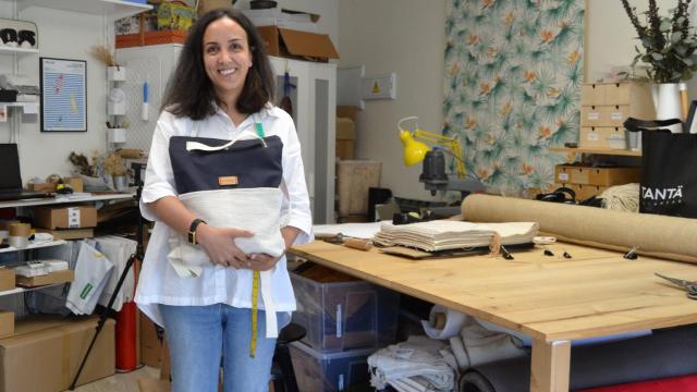 La creadora de Mundaya, Lara Santomé, con un bolso de la colección ‘Devagar’ en su taller en Aríns.