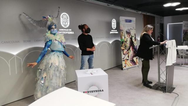 Presentación de la campaña de turismo, con el artista Pablo Méndez y uno de sus personajes.