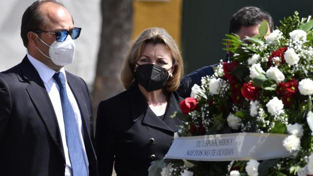 Antonio Tejado, roto de dolor en el funeral de su padre, fallecido a los 62 años por Covid-19
