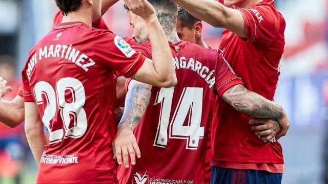 Piña de los jugadores de Osasuna para celebrar el gol de Budimir