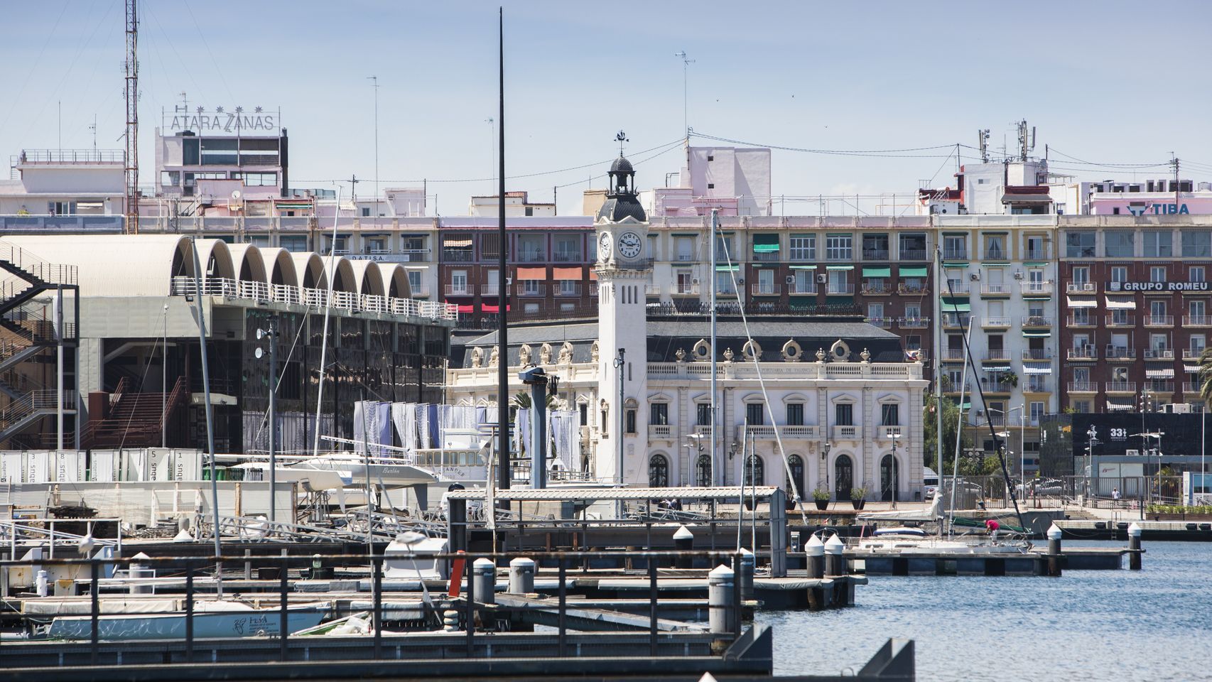 Al fondo, a la izquierda, la antigua estación marítima en La Marina de Valencia.