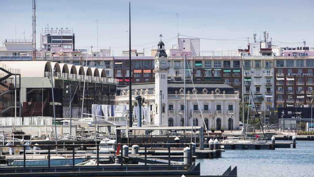 Al fondo, a la izquierda, la antigua estación marítima en La Marina de Valencia.