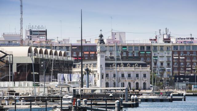 Al fondo, a la izquierda, la antigua estación marítima en La Marina de Valencia.