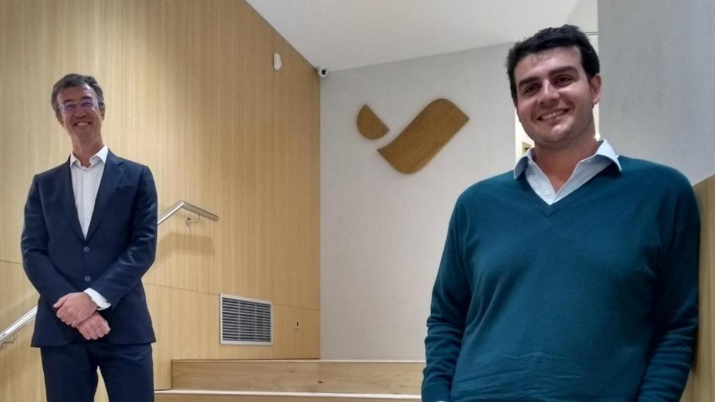 Ignacio Perea (Vall Banc) y Alejandro de León (Microwd) tras la firma del acuerdo.