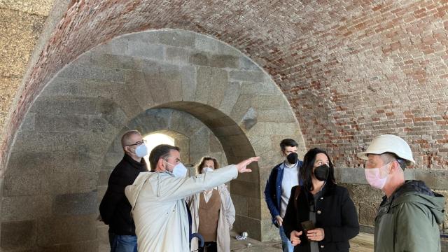 Políticos, técnicos y responsables de las obras durante una visita al Castillo de San Felipe en Ferrol.