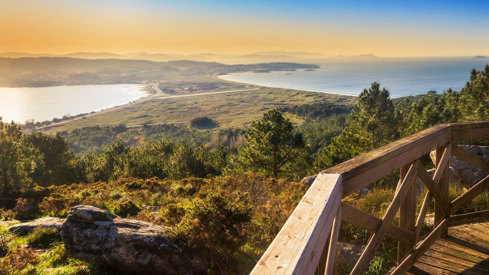 Playa de A Lanzada desde el monte Siradella.