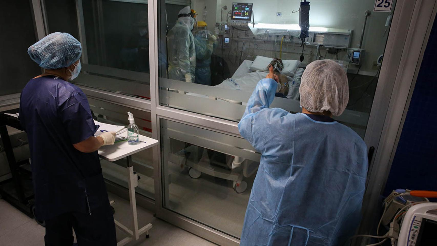 Tres sanitarios tratan a un paciente con Covid ingresado en la UCI.