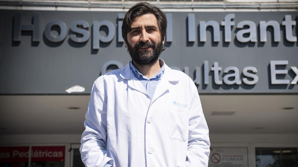 Antonio Pérez, en la puerta de consultas externas materno-infantiles de La Paz, en una imagen de archivo.