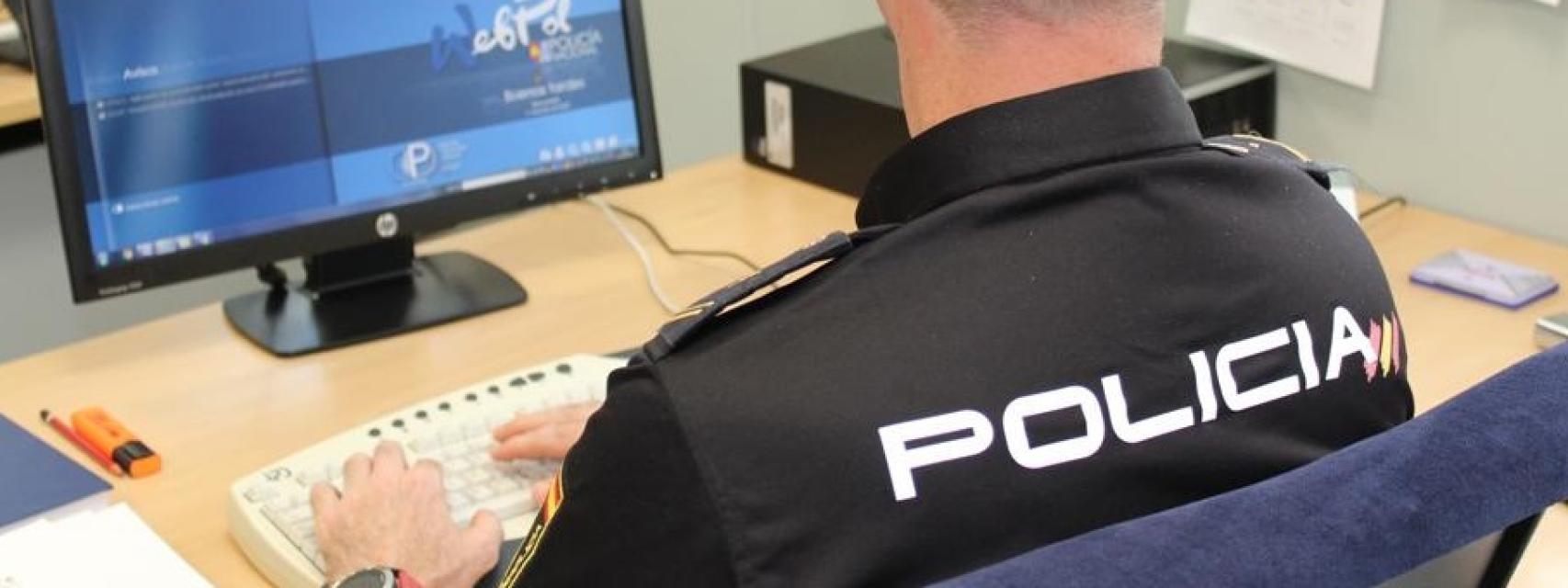 Un policía nacional en una Comisaría de Granada.