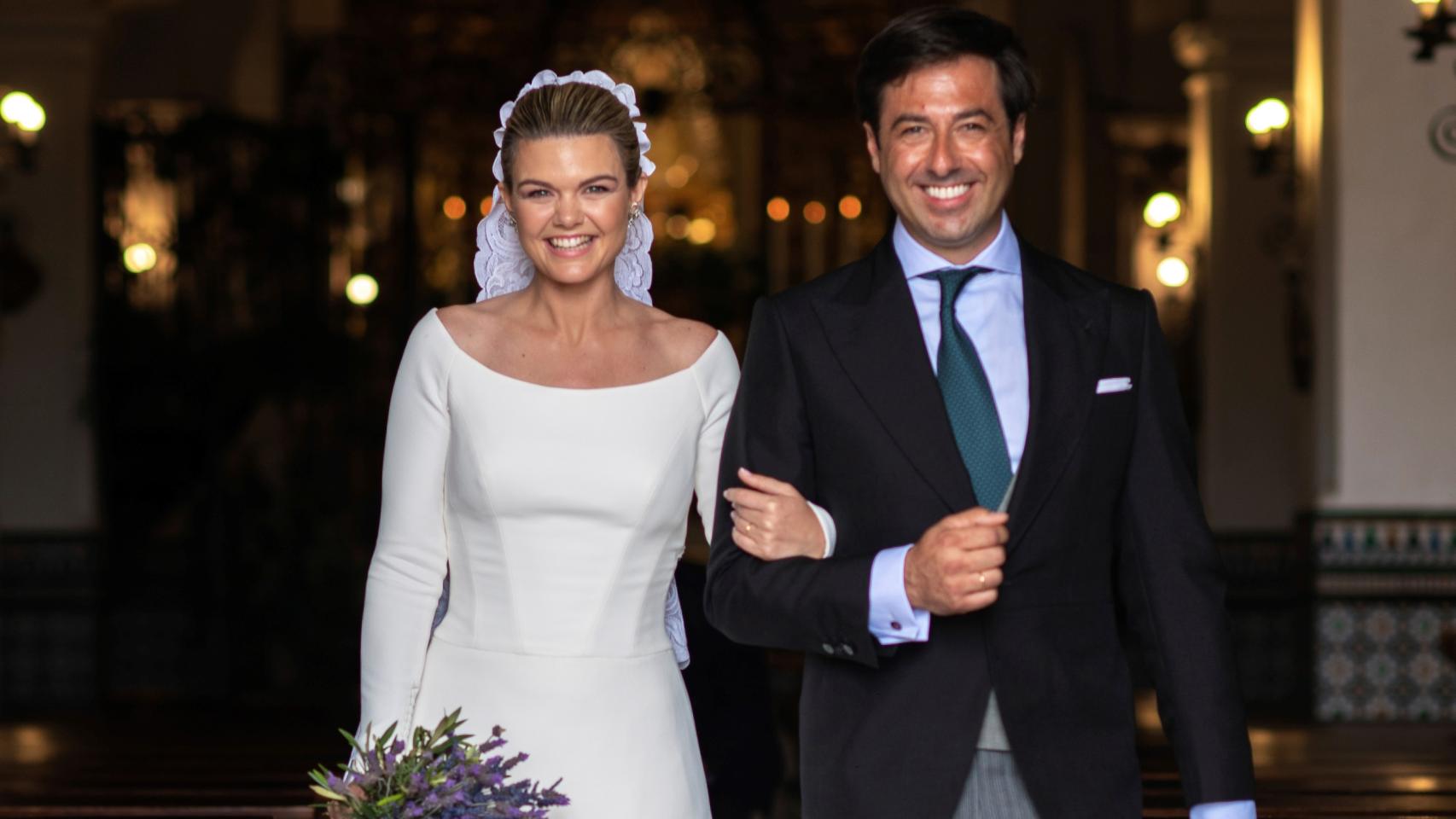 Alejandra Ruiz de Rato y Ernesto Novales a la salida de la iglesia tras convertirse en matrimonio.