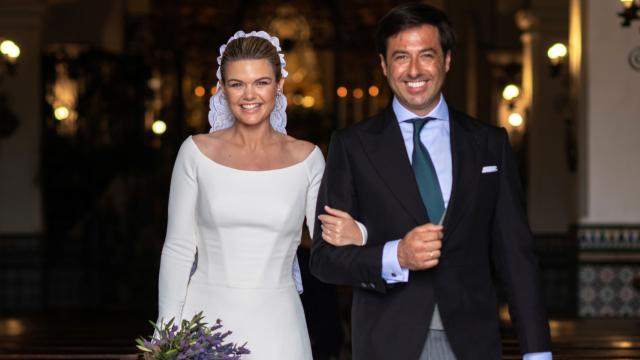 Alejandra Ruiz de Rato y Ernesto Novales a la salida de la iglesia tras convertirse en matrimonio.