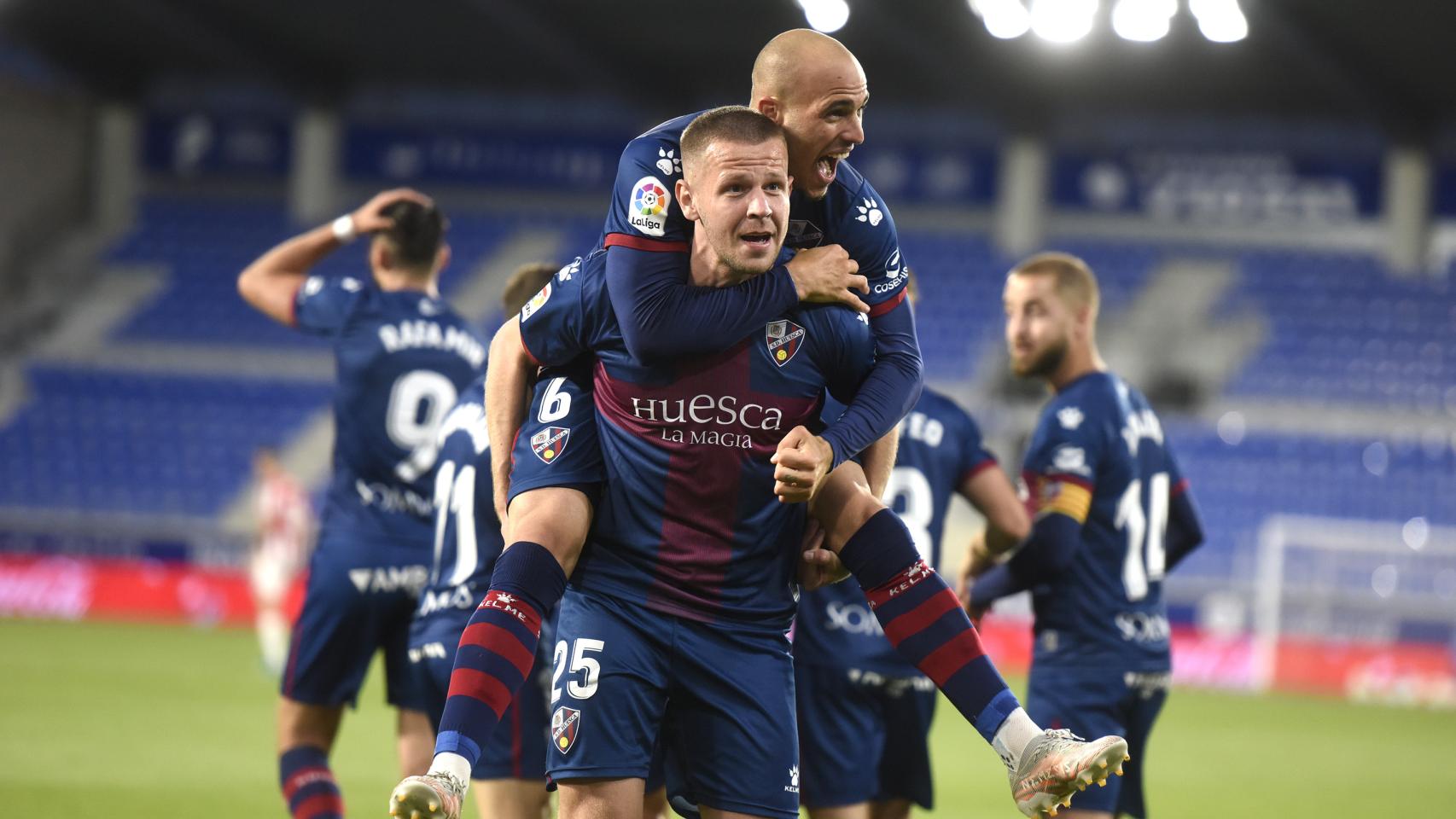 Los jugadores del Huesca celebran un gol