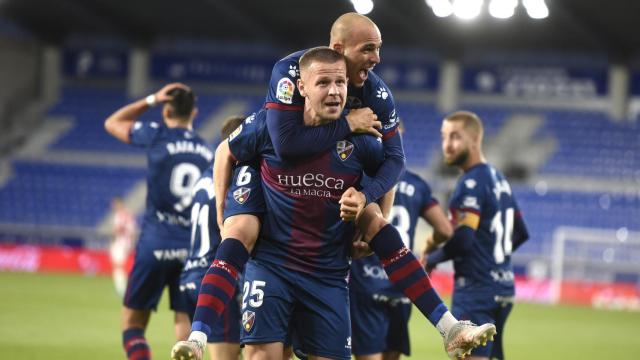 Los jugadores del Huesca celebran un gol