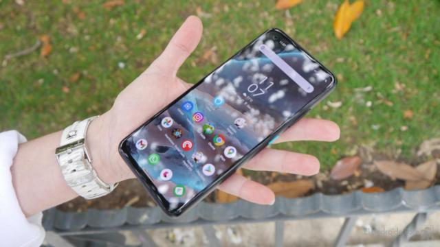 En manos pequeñas, el tamaño del ASUS Zenfone 8 es perfecto