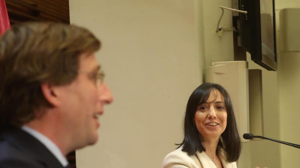 El alcalde de Madrid, José Luis Martínez Almeida, y la entonces delegada del Gobierno, Mercedes González, en una rueda de prensa conjunta.
