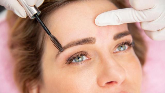 Enmarca tu mirada con el maquillaje para cejas más popular del momento