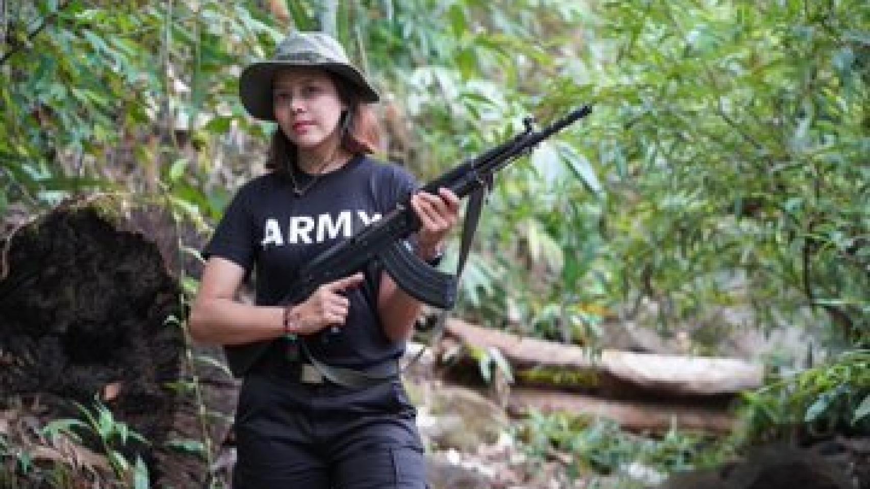 La miss y modelo birmana Htar Htet Htet rifle en mano.