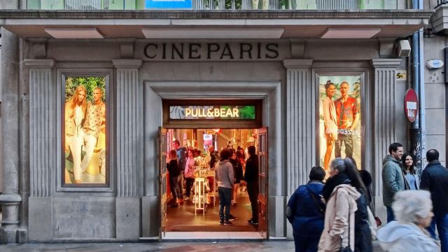 Fachada del Cine París en A Coruña en su etapa como Pull&Bear.