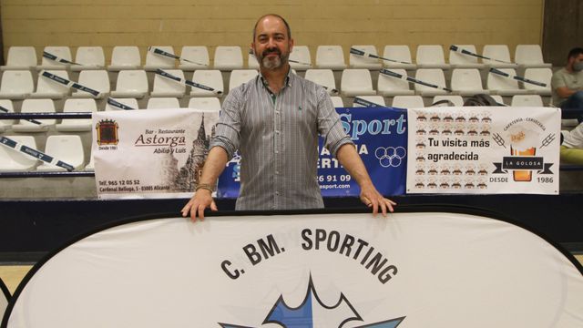 Pepe Sánchez posa junto al escudo del club en el Pitíu Rochel.