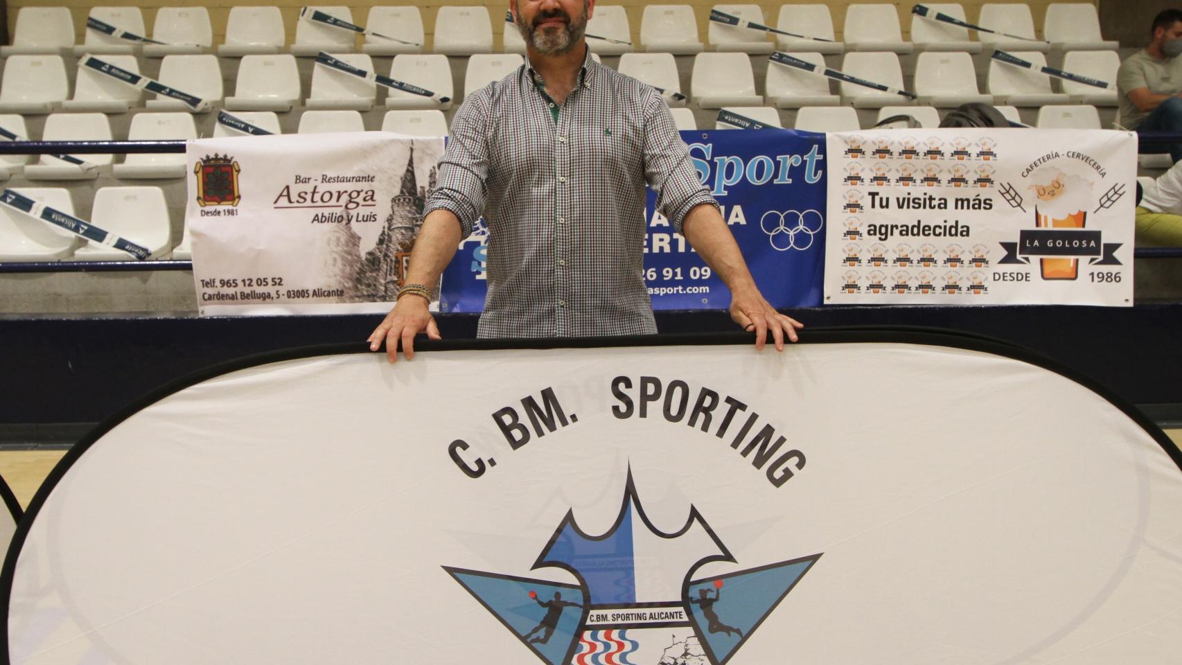 Pepe Sánchez posa junto al escudo del club en el Pitíu Rochel.